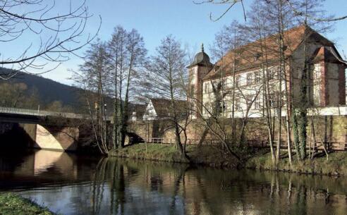 Historische Gebäude, Flüsse und sanfte Hügel säumen den Spessartweg.