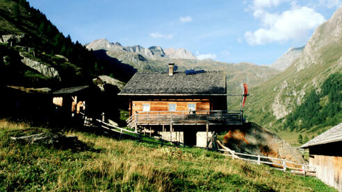 Steineralm, Blick zur Sudetendeutschen Hütte auf der Oberen Steineralm