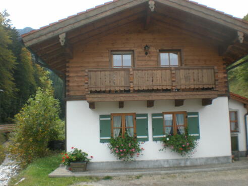 Hausansicht im Sommer