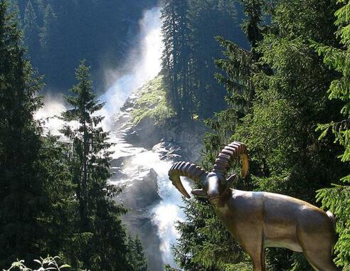 Der 1. Wasserfall mit Steinbock im Vordergrund