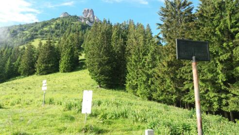 Sarojasattel mit Blick auf die Drei Schwestern.