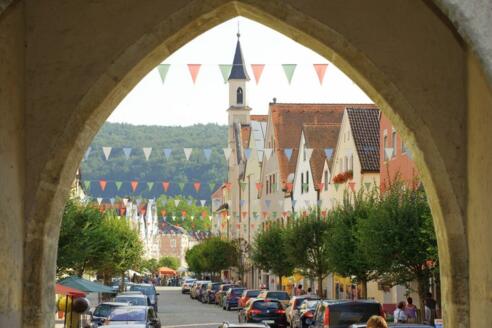 Blick durch das Altmühltal in die Kelheimer Innenstadt
