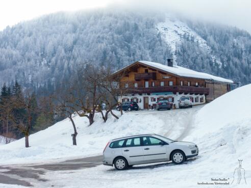 an der Jausenstation Halser sind einige Parkplätze ausgeräumt