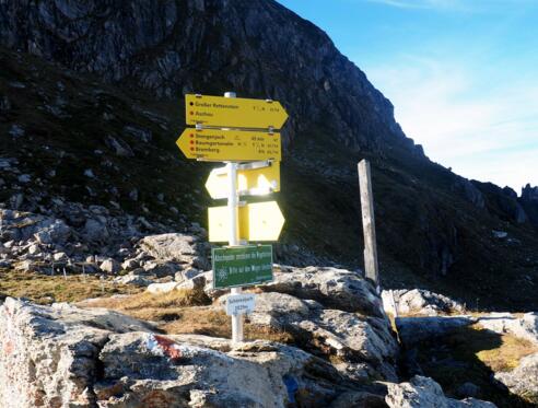 Wegtafeln am Schöntaljoch 2029m