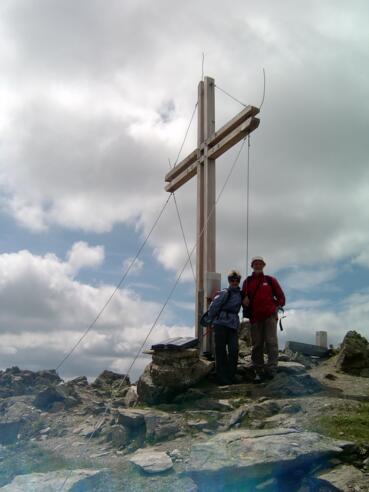 Am Gipfelkreuz des Deferregger Pfannhorns