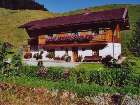 Hausansicht im Sommer