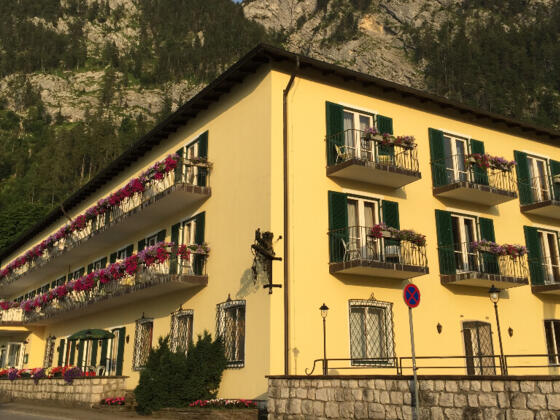 2020_Aussenfassade_Blick zum Schoberstein_Hotel Post