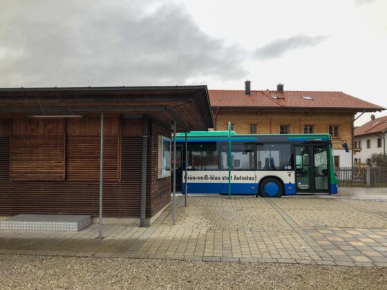 Bushaltestelle am Start der Tour