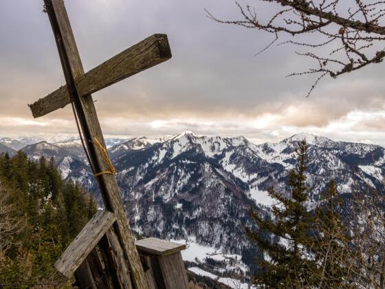 Schiefes Gipfelkreuz am Eisenberg.