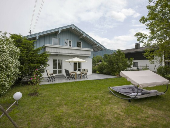 Hausansicht mit Garten