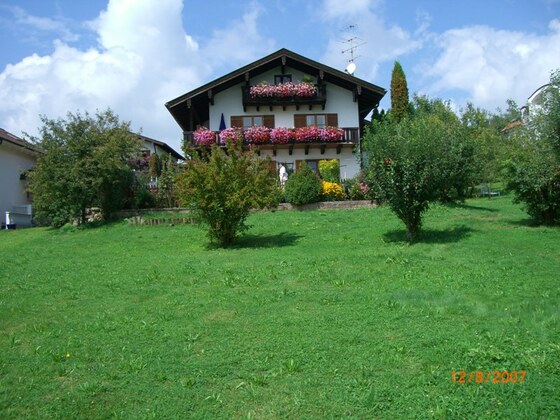 Blick vom See auf das Haus