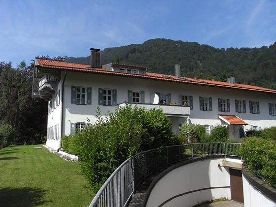 Hausansicht mit Tiefgarage