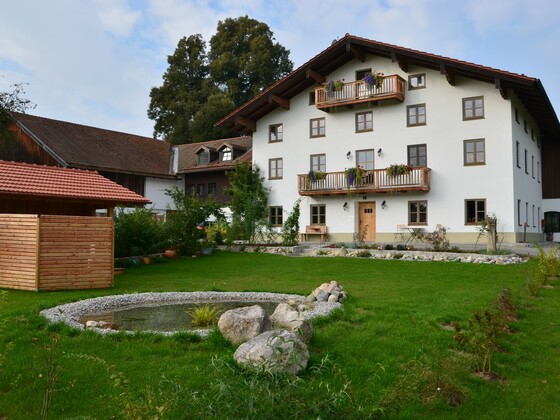 Das ehemalige Bauernhaus mit Garten und überdachten Freisitz
