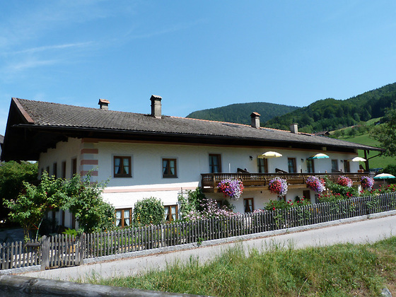 Hausfoto mit Ferienwohnungsbalkon