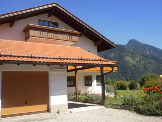 Hausansicht mit Bergblick