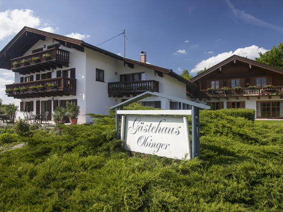 Hausansicht mit Hausschild