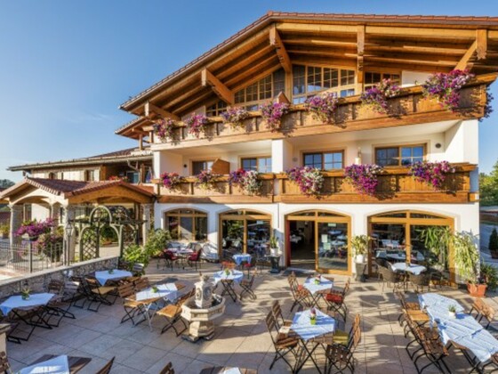 Kurfer Hof - Hausansicht mit Biergarten