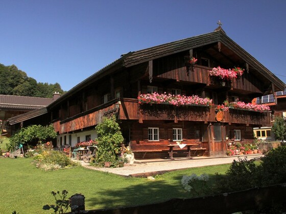 Hausansicht mit schönen Balkonblumen