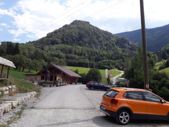 Parkplatz ~460 m mit Infohütte und Parkautomat