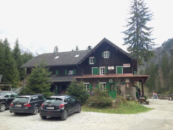 Blick vom Parkplatz auf das Almtalerhaus