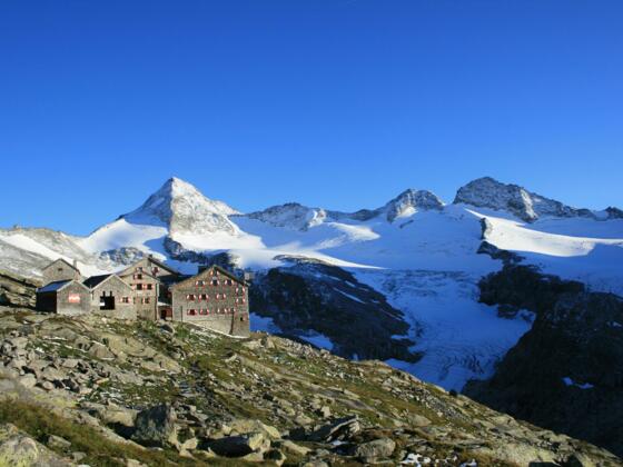 Kürsinger Hütte mit Talschluss und Obersulzbachkees.