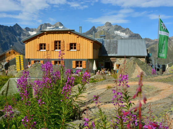 Die Rüsselsheimer Hütte mit dem Kaunergrat im Hintergrund