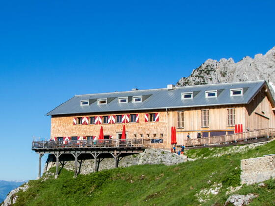 die Hütte liegt wunderbar auf einem Köpfl