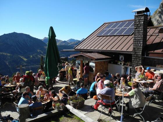 Da ist Leben rund um die Hütte
