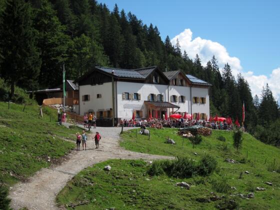 Gaudeamushütte mit voller Hüttenterrasse