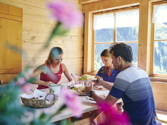 Jause auf der Alpe Sattelegg