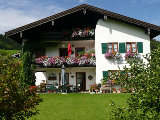 Hausansicht im Sommer