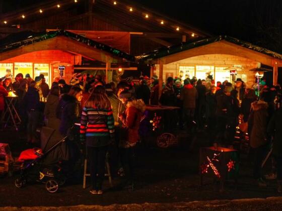 Gemütliche &quot;Huigarte&quot; im kleinem Hüttendorf im Kurpark