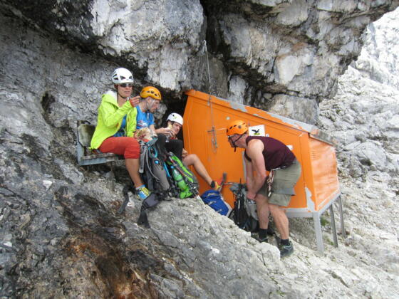 Brotzeitbank an der Biwakschachtel in der Watzman-Ostwand