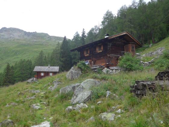 Die Lappach Alm, im Hintergrund das Deferegger Pfannhorn