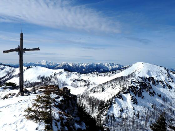 Hühnerkogel 1474m, mit Almkogel rechts hinten.