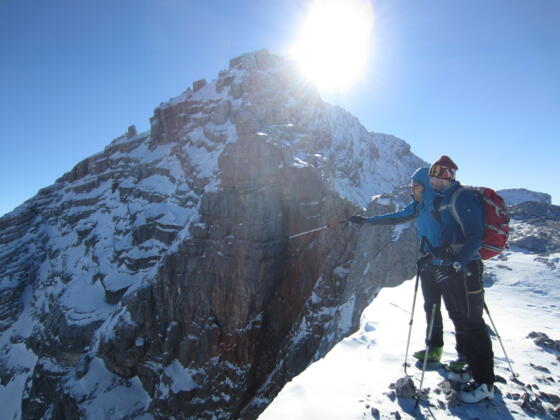 am Kuchelnieder die Gegend um die Passauer Hütte erklären - Birnhorn im Hintergrund