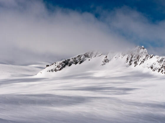 Blick vom Oberen Guslarjoch über den Kesselwandferner zum Brandenburger Haus