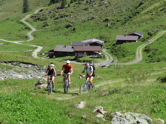 Unter uns die Rettensteinalm