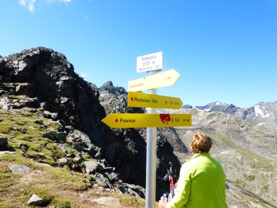 Wegweise am Satteljoch