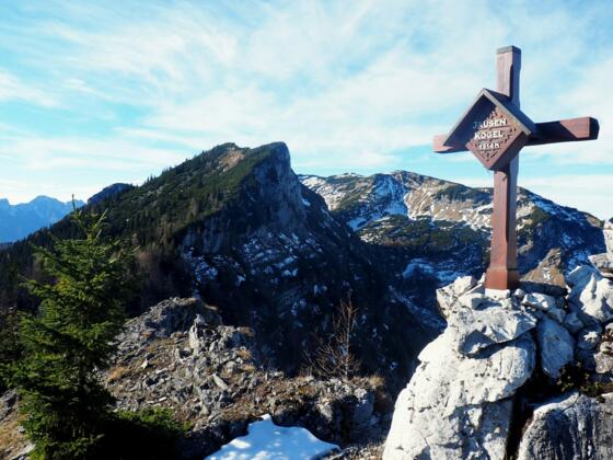 Gipfelkreuz Jausenkogel 1514m mit Schwalbenmauer