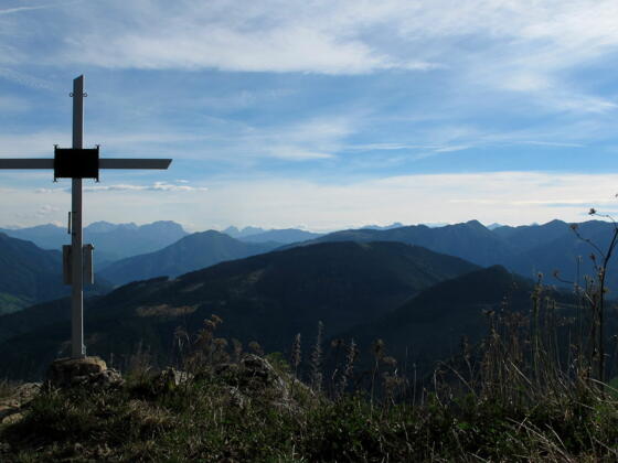 Gipfelkreuz Lindaumauer mit Gesäuse und Ennstaler Alpen