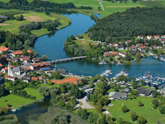Luftbild mit Blick auf die Alz und Seebruck
