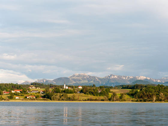 Simssee mit Blick auf Neukirchen
