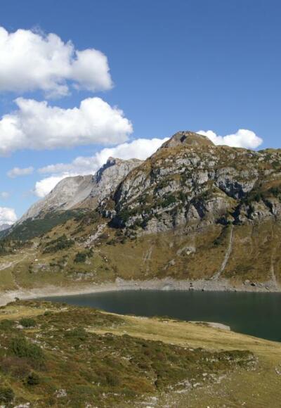 Blick in der Nähe von der Freiburger Hütte auf den Formarinsee