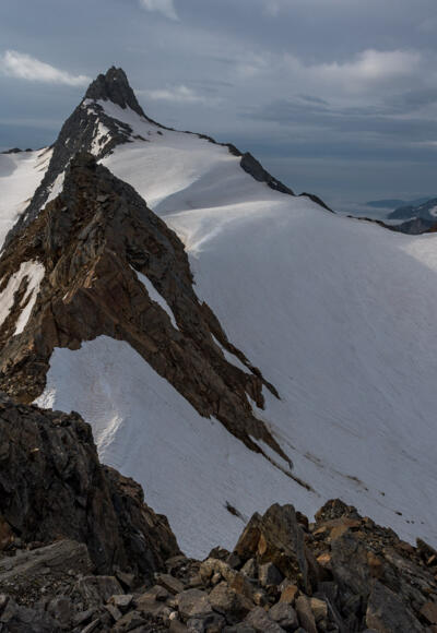 Blick vom Annakogel zur Hochwilde. Davor das Schneefeld, über das wir abgestiegen sind, weil uns der Turm dahinter zu brüchig schien.