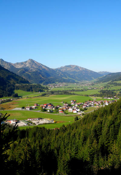 Blick übers Tannheimer Tal vom Adlerhorst zum Hotel Sonnenhof