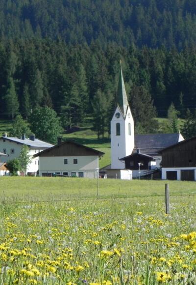 Hochfilzen in blühenden Wiesen