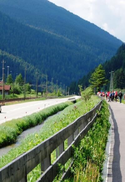 entlang Eisenbahn und Autobahn