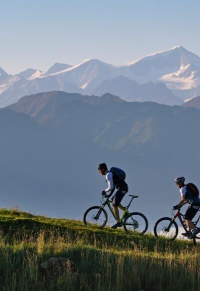 Mountainbiker oberhalb von Hopfgarten