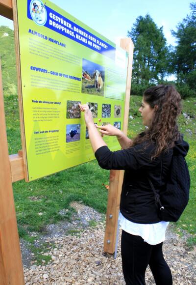 Infotafeln an jeder Station geben nützliche Informationen zu den Herdetieren und ihrer Umgebung.